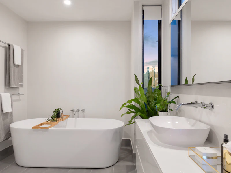 Baño moderno reformado con lavabo y bañera en Bilbao